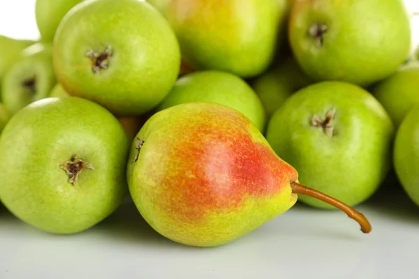 Högen av mogna smakrika päron — Stockfoto