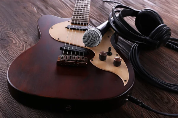 Elektrická kytara s mikrofonem — Stock fotografie