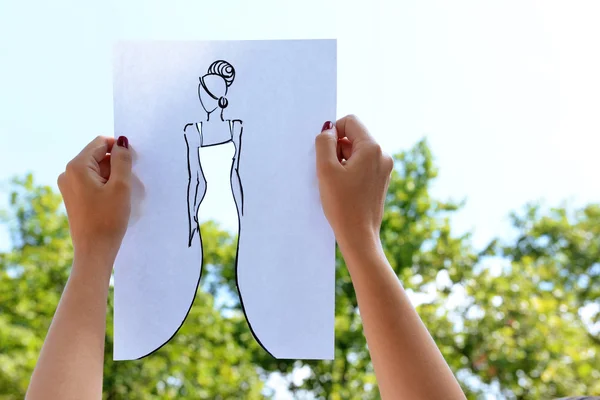Kobiece ręce trzymając moda szkic — Zdjęcie stockowe