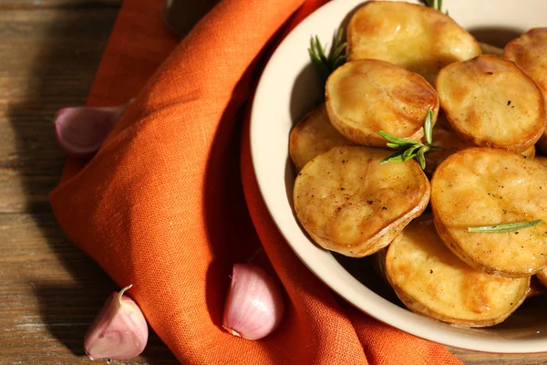 테이블에 그릇에 로즈마리와 함께 맛 있는 구운된 감자를 닫습니다. — 스톡 사진