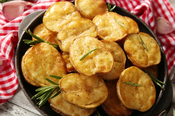 Deliziosa patata al forno con rosmarino in padella sul tavolo da vicino — Foto Stock