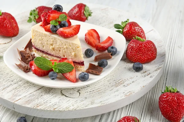 Delicioso pastel de queso con bayas en la mesa de cerca — Foto de Stock