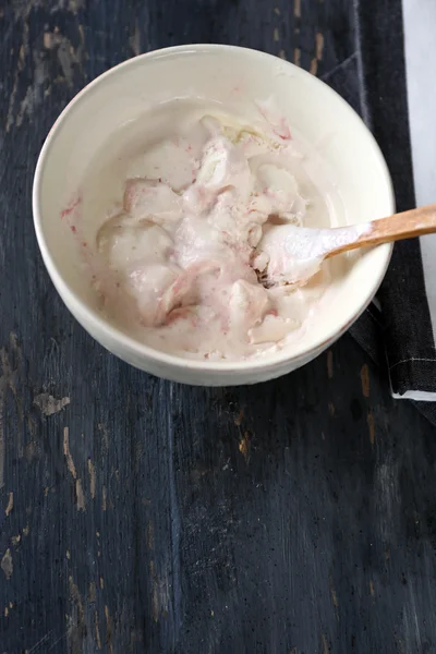 Lahodná vanilková zmrzlina v misce a zmrazené bobule, na dřevěné pozadí — Stock fotografie