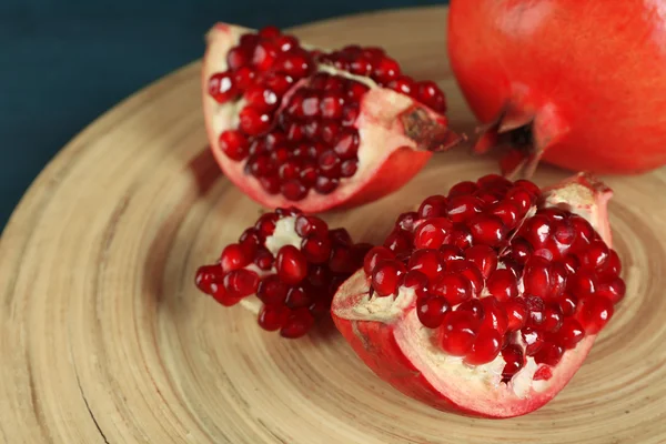 Saftiger Granatapfel auf Holztisch, Nahaufnahme — Stockfoto