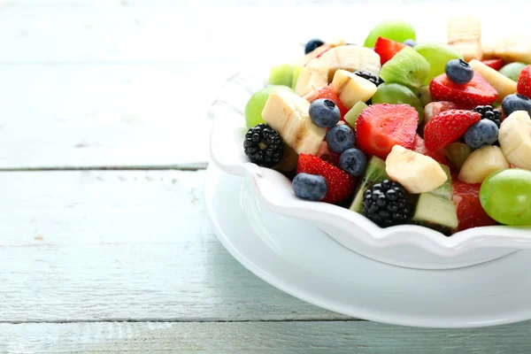 Verse fruitsalade op houten tafel — Stockfoto