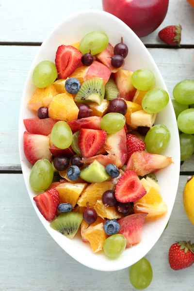 Salada de frutas frescas na mesa de madeira — Fotografia de Stock