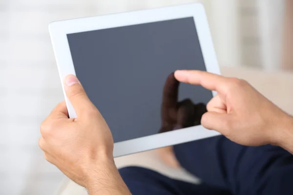 Erkek el PC tablet eve iç arka plan üzerinde tutarak — Stok fotoğraf