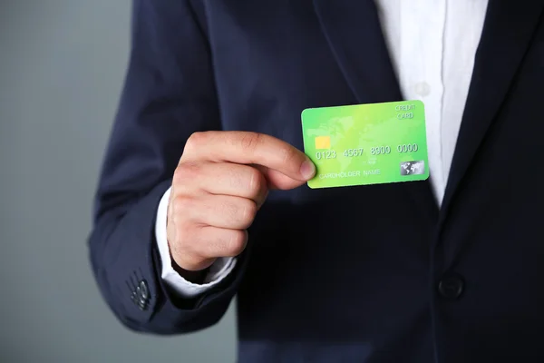 Бизнесмен с кредитной картой, крупный план — стоковое фото