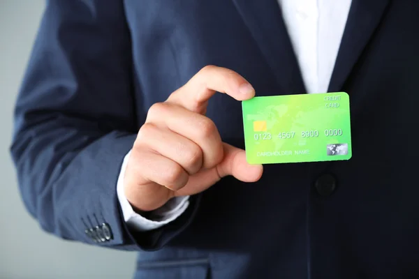 Empresário titular de cartão de crédito, close-up — Fotografia de Stock