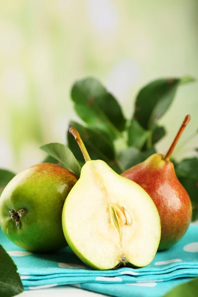 Frische Birnen auf Serviette auf verschwommenem Hintergrund — Stockfoto