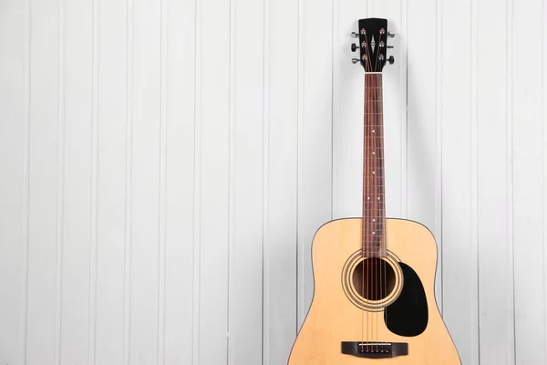 白い木の壁の背景にクラシック ギター — ストック写真