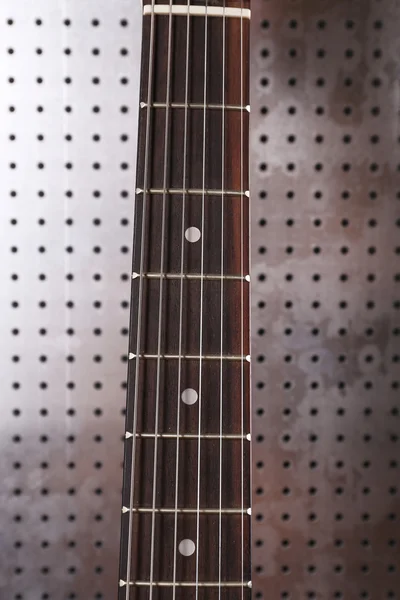 Guitar strings on metal grid background — Stock Photo, Image