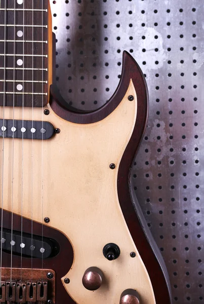 Cordas de guitarra no fundo da grade metálica — Fotografia de Stock