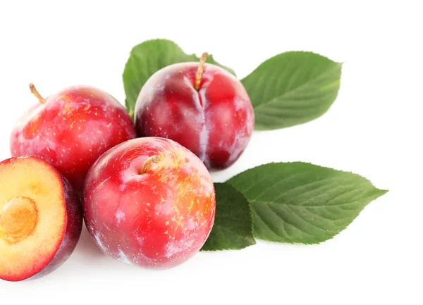 Mogna plommon med gröna blad isolerad på vit — Stockfoto