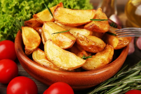 Cuñas de patata al horno en la mesa, primer plano — Foto de Stock
