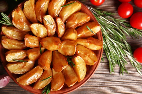 Cuñas de papa al horno en mesa de madera, vista superior —  Fotos de Stock