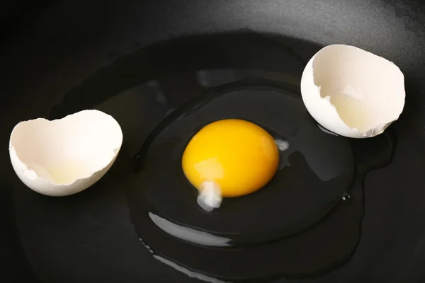 Scrambled egg on black pan background — Stock Photo, Image