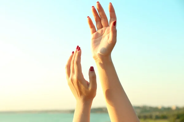 Manos femeninas en el cielo — Foto de Stock