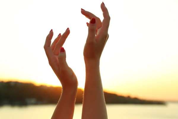 Manos femeninas en el cielo — Foto de Stock