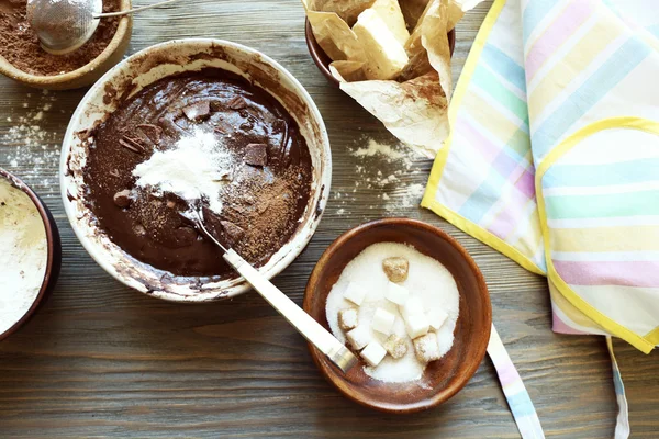 Preparare la pasta per torta al cioccolato sul tavolo da vicino — Foto Stock