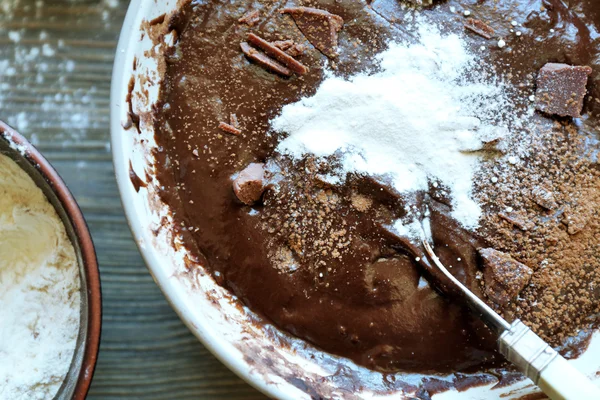 Teig für Schokoladenkuchen aus nächster Nähe auf dem Tisch zubereiten — Stockfoto