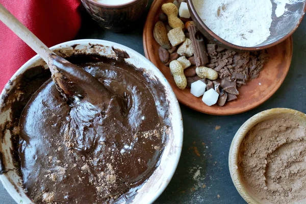 Готовим тесто для шоколадного пирога на столе. — стоковое фото