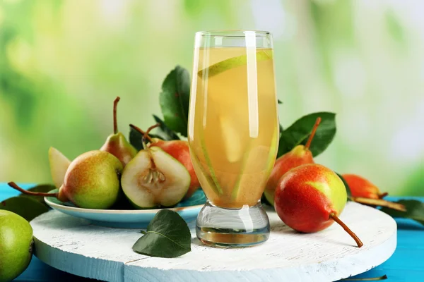 Frischer Birnensaft mit Früchten auf hellem Hintergrund — Stockfoto