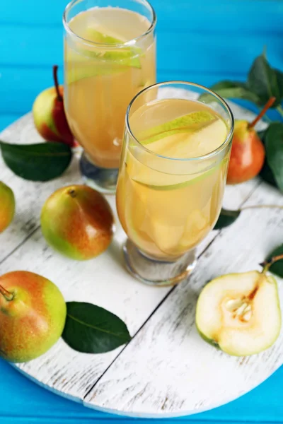 Verse peren SAP met fruit op tafel close-up — Stockfoto