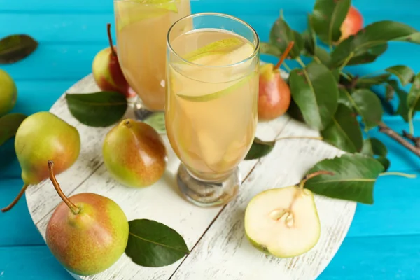 Jus de poire frais avec fruits sur la table close up — Photo