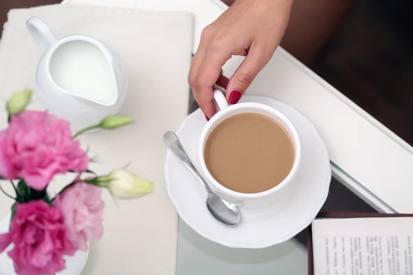 Female hand holding cup — Stock Photo, Image