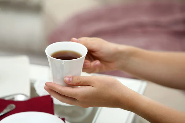 Female hand holding cup — Stock Photo, Image