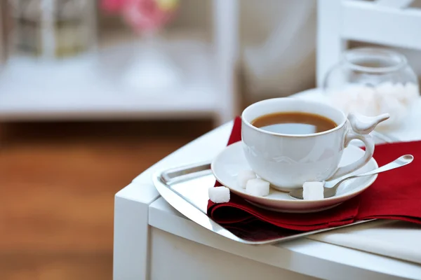 Чашка чая на стуле в номере — стоковое фото