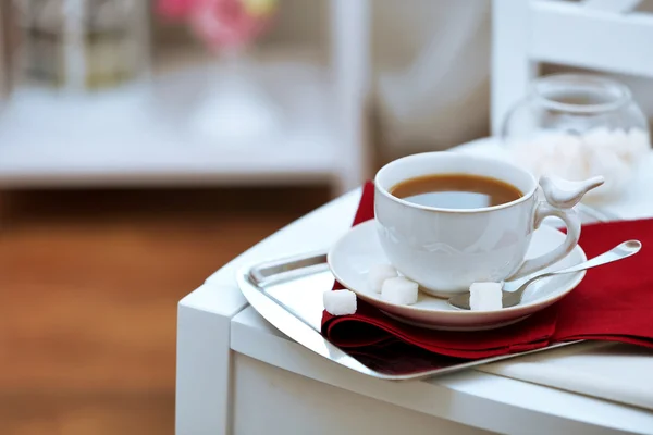 Copa de té en la silla en la habitación — Foto de Stock