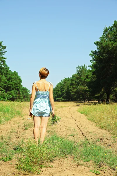 Mujer joven en el bosque — Foto de Stock