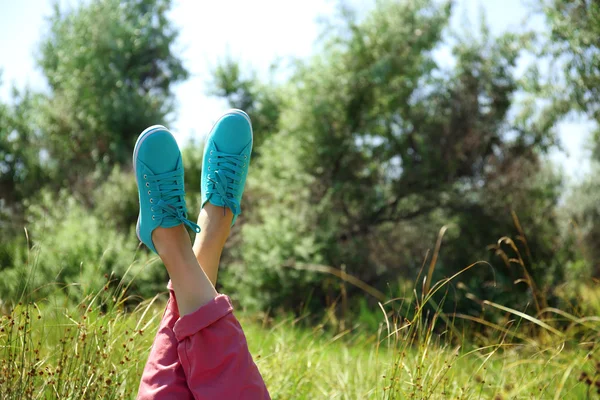 Kadın bacaklar açık havada renkli spor ayakkabı — Stok fotoğraf