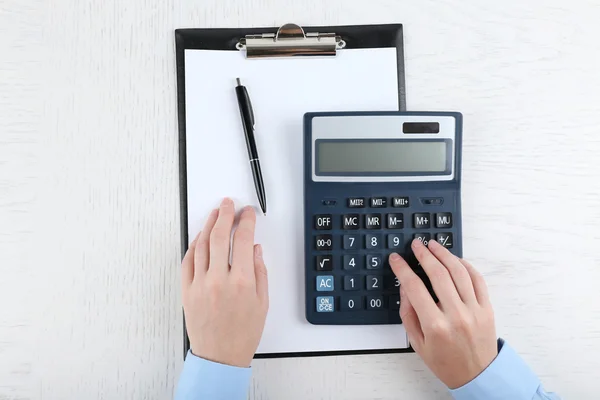 Hände, die im Büro mit Dokumenten arbeiten — Stockfoto