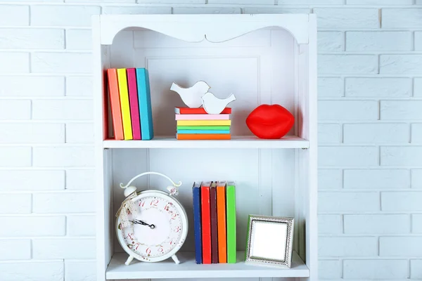 Libros y decoración en estantes — Foto de Stock