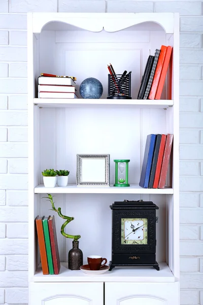 Livros e decoração nas prateleiras — Fotografia de Stock