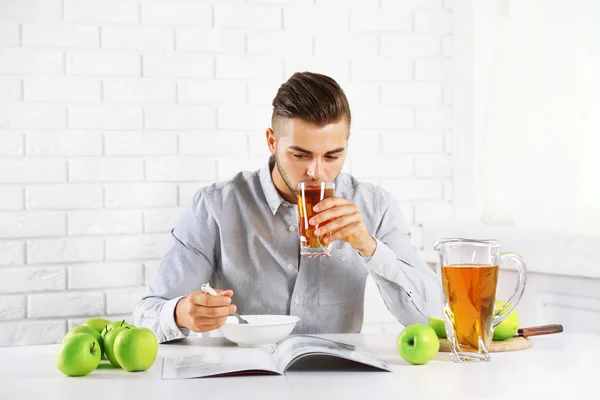 Jeune homme petit déjeuner léger — Photo