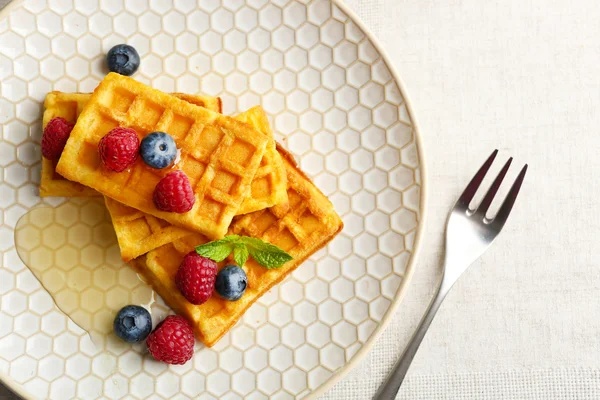 Sweet homemade waffles with forest berries on plate, close-up — Stock Photo, Image