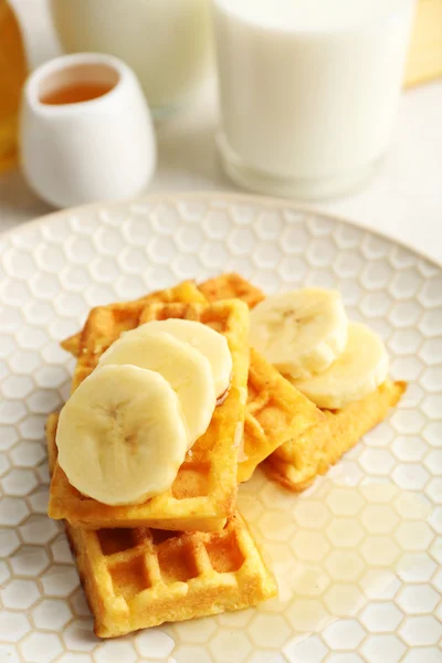 밝은 배경에 접시에 슬라이스 바나나와 달콤한 수 제 와플 — 스톡 사진