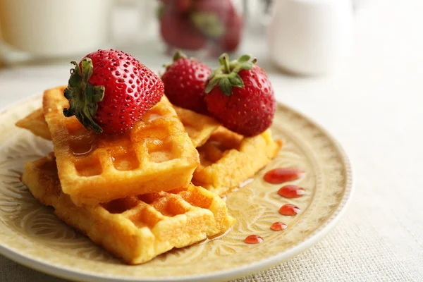 Doces waffles caseiros com morangos frescos no prato, no fundo claro — Fotografia de Stock