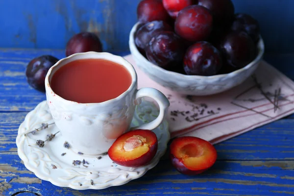 Pyszne śliwki sok z owoców na drewnianym stole z bliska — Zdjęcie stockowe