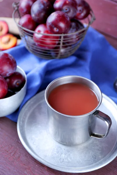 Delizioso succo di prugna con frutta sul tavolo da vicino — Foto Stock