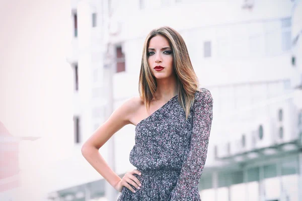 Hermosa joven posando en la calle de la ciudad —  Fotos de Stock