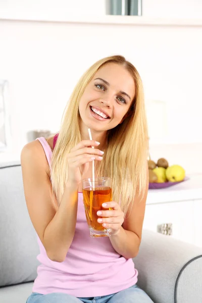 Kvinna med glas äppeljuice — Stockfoto
