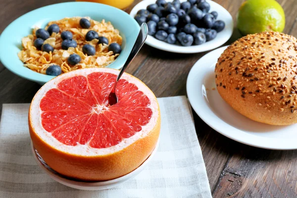 Frutti e bacche sul tavolo — Foto Stock