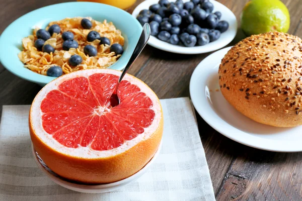 Frutas e bagas na mesa — Fotografia de Stock