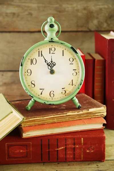 Ρολόι και vintage βιβλία — Φωτογραφία Αρχείου