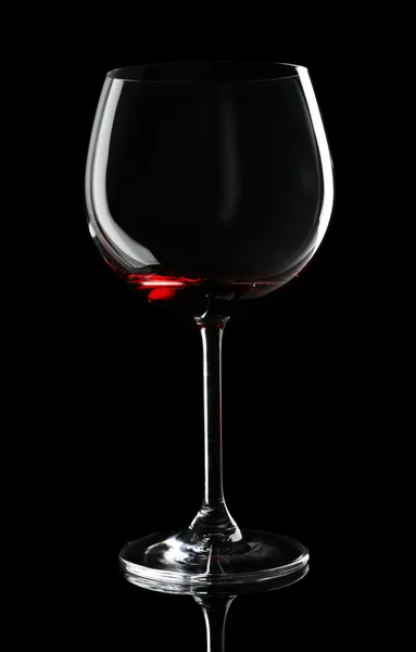 Sklenice na víno izolované na černém pozadí — Stock fotografie